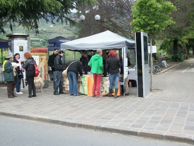 14.04.2012 - BOLZANO - TAVOLO INFORMATIVO CONTRO LA CACCIA E SULL'ALIMENTAZIONE VEGANA 2012 20120415 1758027634