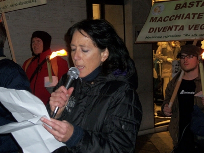 03 dicembre 2011 Trento fiaccolata per denunciare lo sterminio degli animali nel periodo natalizio (e non solo!) 32