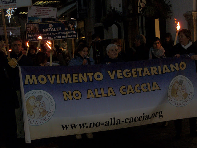 03 dicembre 2011 Trento fiaccolata per denunciare lo sterminio degli animali nel periodo natalizio (e non solo!) fiaccolata per gli ani 20130212 1187946322