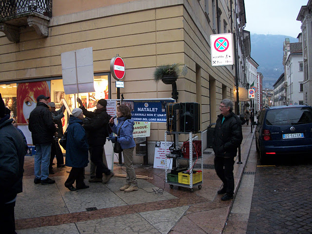 03 dicembre 2011 Trento fiaccolata per denunciare lo sterminio degli animali nel periodo natalizio (e non solo!) fiaccolata per gli ani 20130212 1635035581