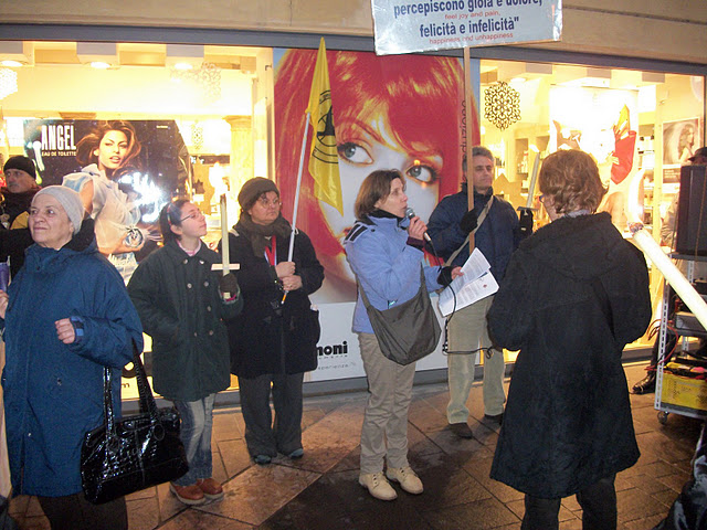03 dicembre 2011 Trento fiaccolata per denunciare lo sterminio degli animali nel periodo natalizio (e non solo!) fiaccolata per gli ani 20130212 1741363744