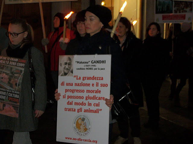 03 dicembre 2011 Trento fiaccolata per denunciare lo sterminio degli animali nel periodo natalizio (e non solo!) fiaccolata per gli ani 20130212 1744457975