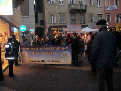 03 dicembre 2011 Trento fiaccolata per denunciare lo sterminio degli animali nel periodo natalizio (e non solo!) fiaccolata per gli ani 20130212 1787924119
