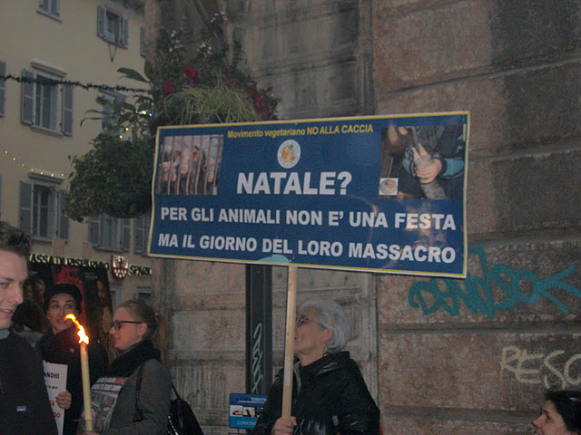 03 dicembre 2011 Trento fiaccolata per denunciare lo sterminio degli animali nel periodo natalizio (e non solo!) fiaccolata per gli ani 20130212 1931495058