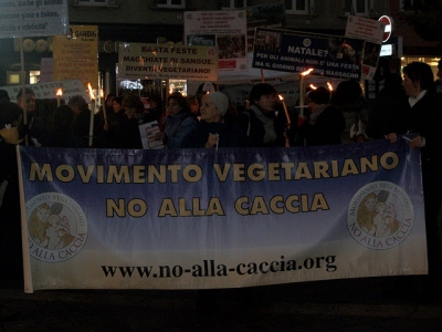 03 dicembre 2011 Trento fiaccolata per denunciare lo sterminio degli animali nel periodo natalizio (e non solo!) 73