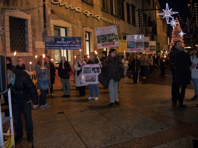 03 dicembre 2011 Trento fiaccolata per denunciare lo sterminio degli animali nel periodo natalizio (e non solo!) fiaccolata per gli animali 20111210 1340246350