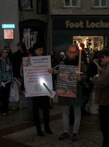 03 dicembre 2011 Trento fiaccolata per denunciare lo sterminio degli animali nel periodo natalizio (e non solo!) fiaccolata per gli animali 20111210 1500485717