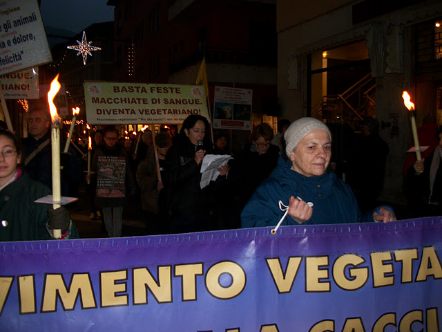 03 dicembre 2011 Trento fiaccolata per denunciare lo sterminio degli animali nel periodo natalizio (e non solo!) fiaccolata per gli animali 20111210 1522206984