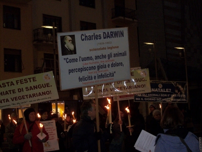 03 dicembre 2011 Trento fiaccolata per denunciare lo sterminio degli animali nel periodo natalizio (e non solo!) 83