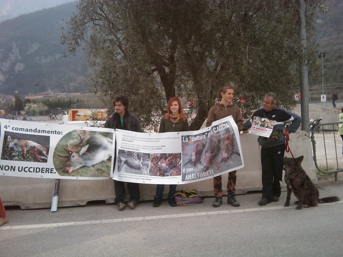 Riva del Garda 26.03 - Sit-in contro la fiera della caccia e della pesca img 1768 20110327 1085314045 1