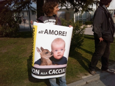 Riva del Garda 26.03 - Sit-in contro la fiera della caccia e della pesca img 1783 20110327 1053781109