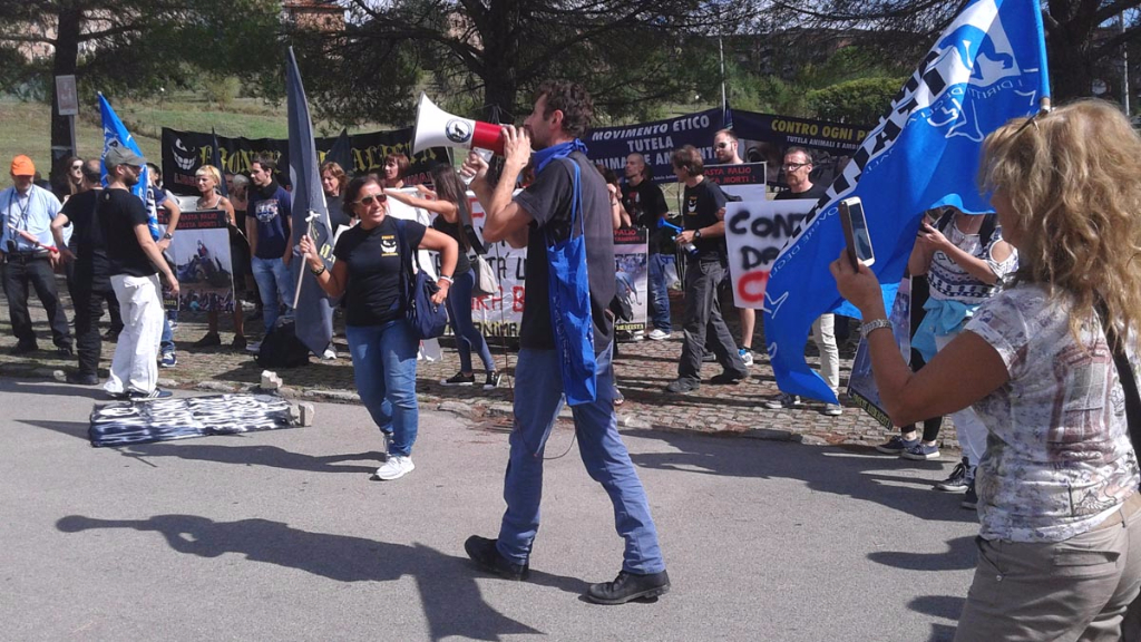 Manifestazione contro il Palio di Siena - 16.08.2015 immagini e video 2015 478