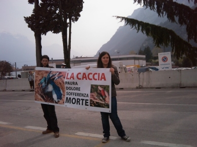 Riva del Garda 26.03 - Sit-in contro la fiera della caccia e della pesca sit in animalista fiera caccia e p 20130212 1691759295