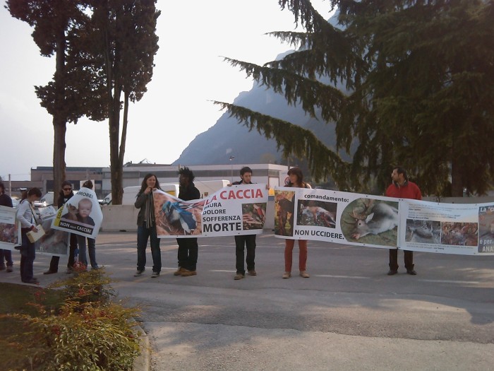 Riva del Garda 26.03 - Sit-in contro la fiera della caccia e della pesca sit in animalista fiera caccia e p 20130212 1697031130