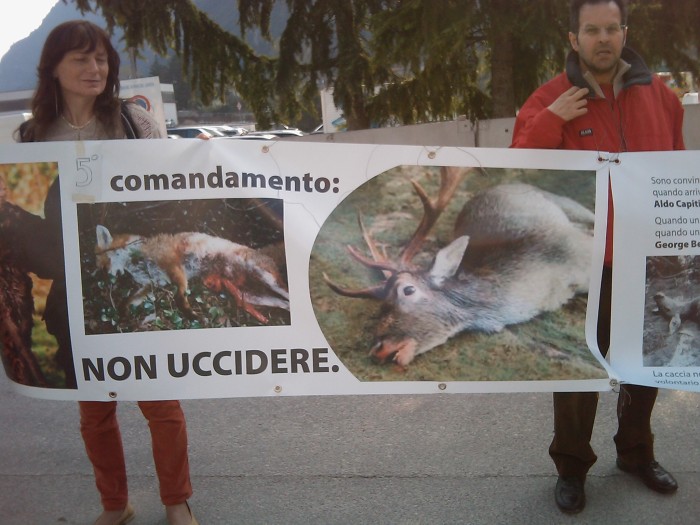 Riva del Garda 26.03 - Sit-in contro la fiera della caccia e della pesca sit in animalista fiera caccia e p 20130212 1917255511