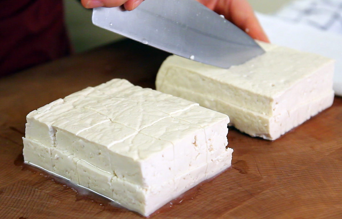 Tofu: cos’è, proprietà nutrizionali e curiosità tofu cut