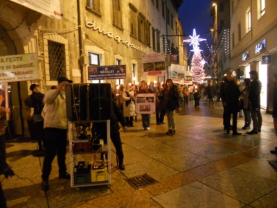 03 dicembre 2011 Trento fiaccolata per denunciare lo sterminio degli animali nel periodo natalizio (e non solo!) trento 03 dicembre fiacco 20130212 1188529314