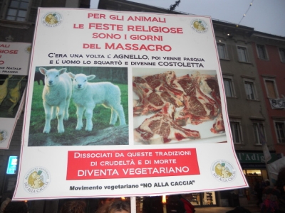 03 dicembre 2011 Trento fiaccolata per denunciare lo sterminio degli animali nel periodo natalizio (e non solo!) trento 03 dicembre fiacco 20130212 1669696905
