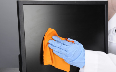Come pulire lo schermo del pc e altri dispositivi elettronici come pulire lo schermo pc 400x250 1