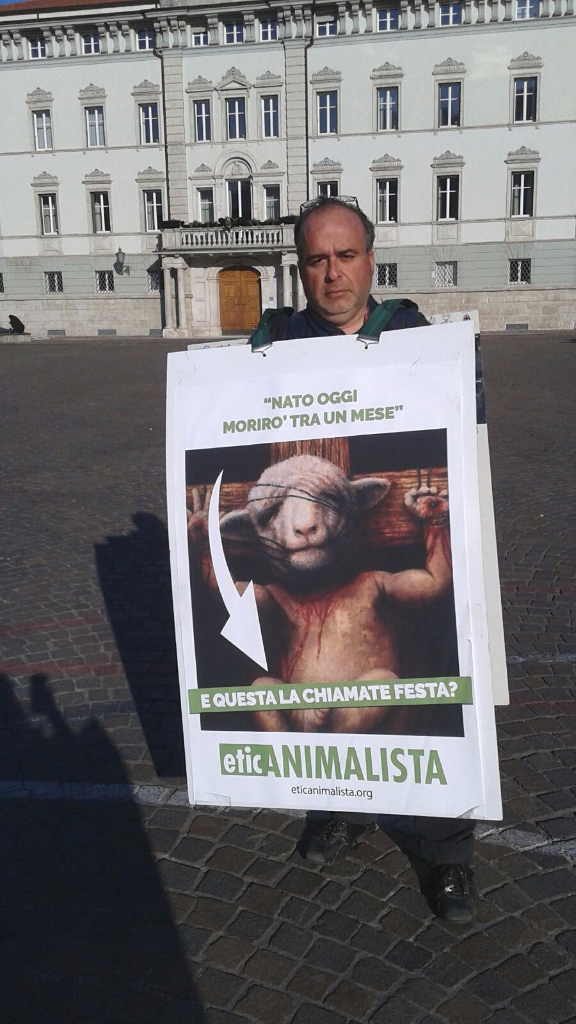 Manifestazione a Trento in difesa degli agnelli a Pasqua 24-25-26 Marzo - Parte 2 IMG 20160326 WA0062