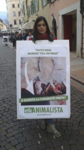 Manifestazione a Trento in difesa degli agnelli a Pasqua 24-25-26 Marzo trento manifestazione pasqua difesa agnelli 11 576x1024