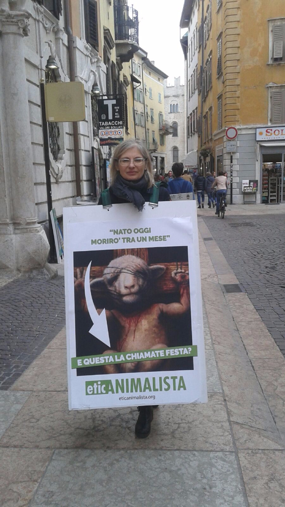 Manifestazione a Trento in difesa degli agnelli a Pasqua 24-25-26 Marzo trento manifestazione pasqua difesa agnelli 12