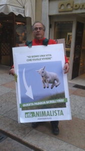 Manifestazione a Trento in difesa degli agnelli a Pasqua 24-25-26 Marzo 13