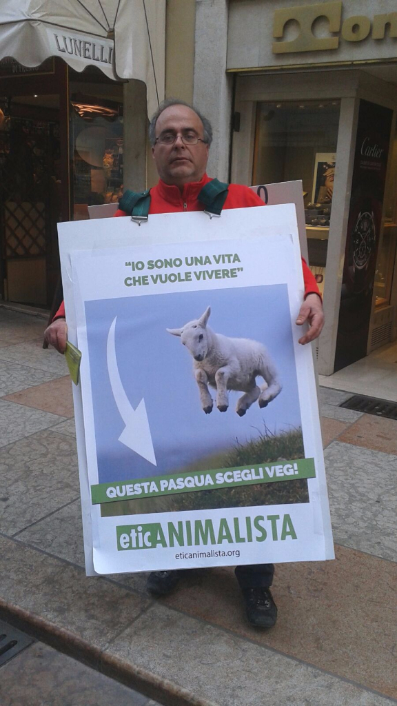 Manifestazione a Trento in difesa degli agnelli a Pasqua 24-25-26 Marzo trento manifestazione pasqua difesa agnelli 13
