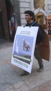 Manifestazione a Trento in difesa degli agnelli a Pasqua 24-25-26 Marzo trento manifestazione pasqua difesa agnelli 8 576x1024
