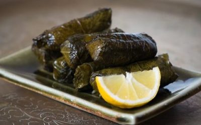 Gli involtini di foglie di vite, o dolmades: la ricetta facile Ottolenghi s Mediterranean Feast Greek Dolmades e1470502470749 400x250 1