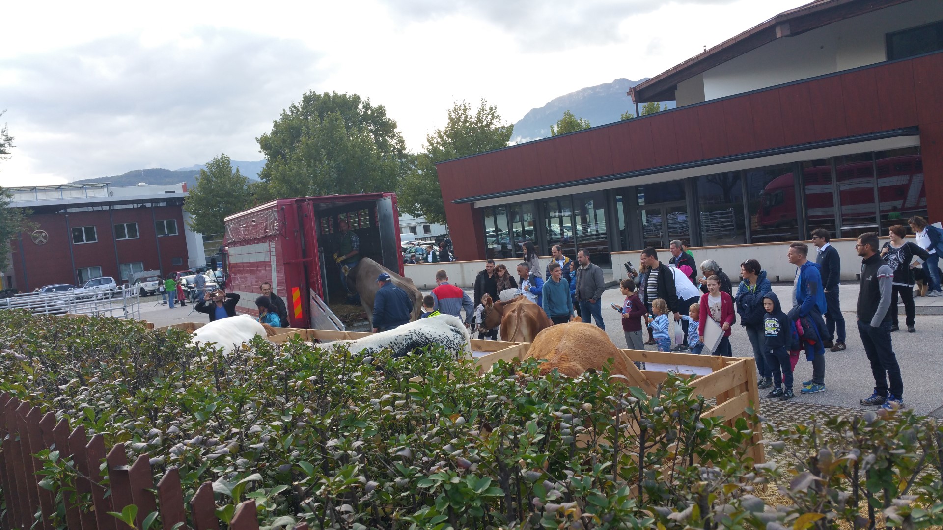 Fronte animalista Bolzano - Manifestazione Porte aperte 10 anni della casa della zootecnia 20161015 160611