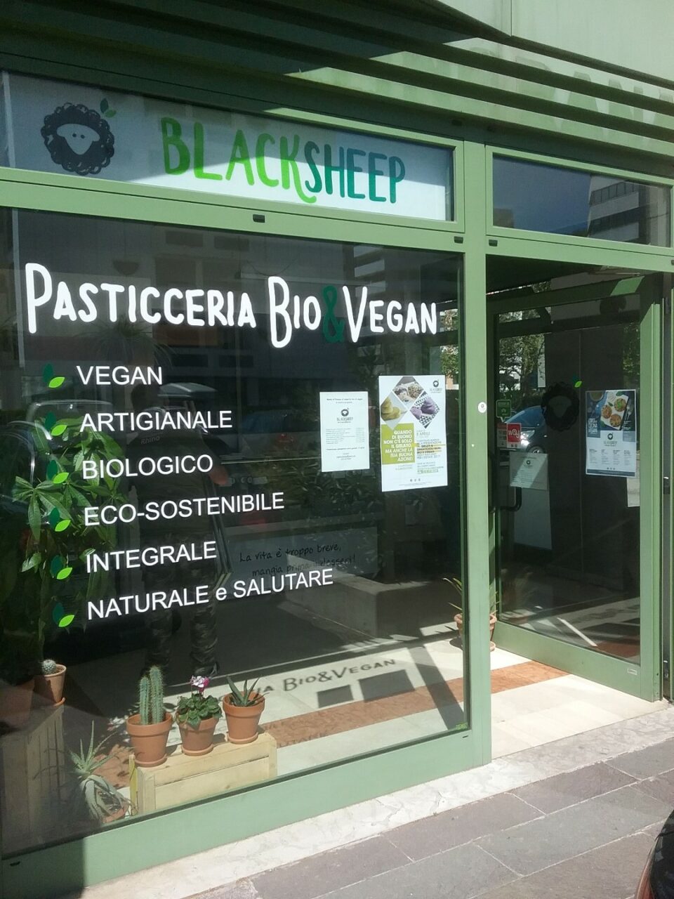 Eticanimalista c/o Black Sheep pasticceria bio vegan - gelati veg 2017 e informazione vegan - 08.04.2017 20170408 133404