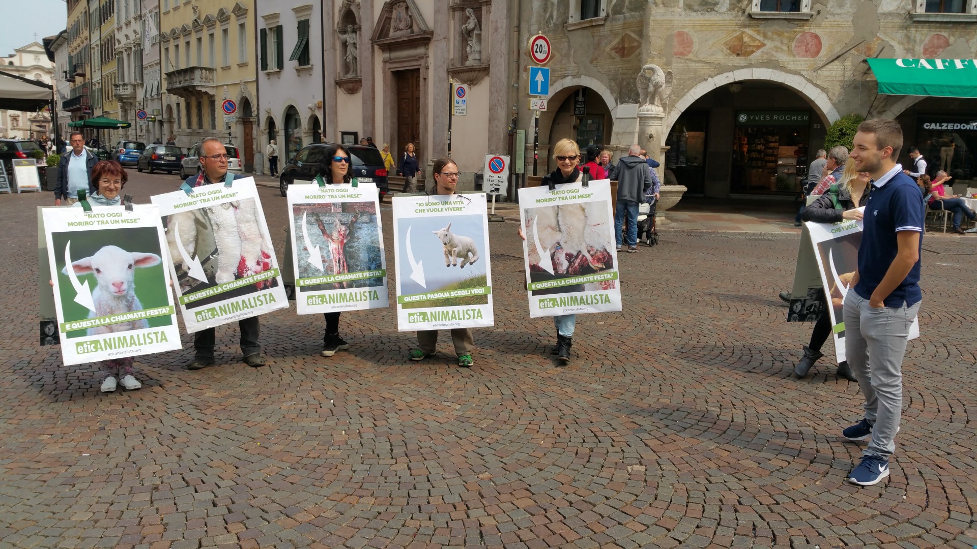 Manifestazione di protesta contro il massacro Pasquale degli agnelli e capretti 15 Aprile 2017 20170415 122331