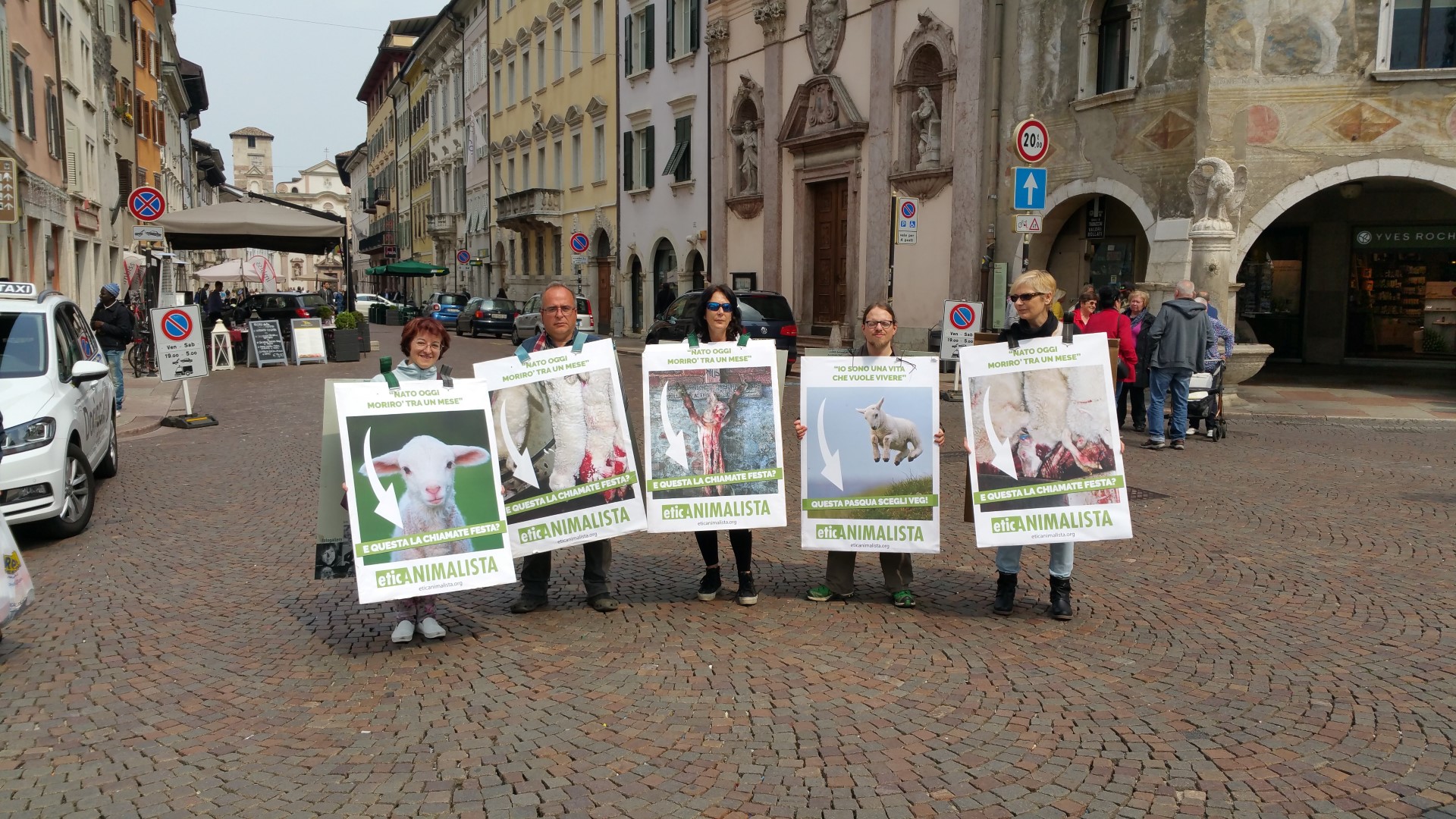 Manifestazione di protesta contro il massacro Pasquale degli agnelli e capretti 15 Aprile 2017 20170415 122336