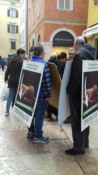 “A PASQUA NON UCCIDO” Manifestazione di protesta contro la strage pasquale di agnelli e capretti 20180324 121043