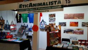 Tavolo informativo di Etica Animalista alla fiera annuale Fa la cosa giusta - 26-27-28 ottobre 2018 - Trento P 20181026 160327