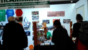 Tavolo informativo di Etica Animalista alla fiera annuale Fa la cosa giusta - 26-27-28 ottobre 2018 - Trento P 20181028 112555
