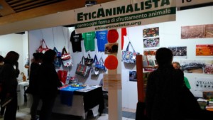 Tavolo informativo di Etica Animalista alla fiera annuale Fa la cosa giusta - 26-27-28 ottobre 2018 - Trento P 20181028 112619