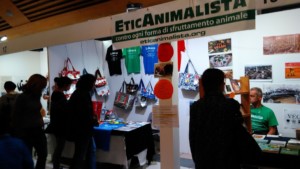 Tavolo informativo di Etica Animalista alla fiera annuale Fa la cosa giusta - 26-27-28 ottobre 2018 - Trento P 20181028 112621